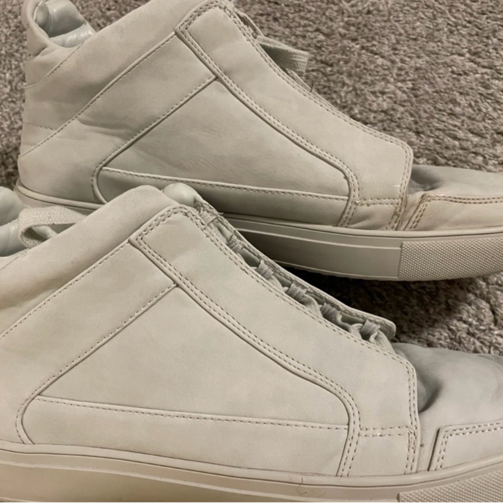 Steve Madden defstar sneaker / shoe in an off-white color. Size 13